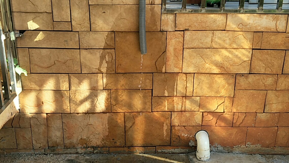 空调管漏水导致墙壁受潮怎样处理,空调排水管露在墙壁怎么办