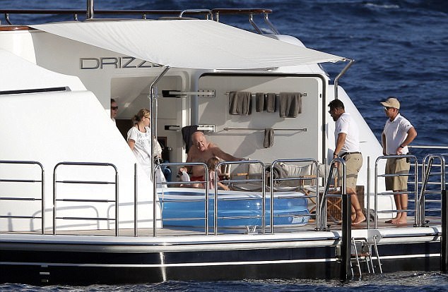 实体店卖衣服赚钱么,开网店卖衣服赚钱吗