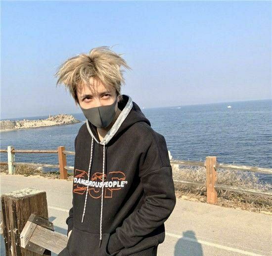 薛之谦演唱会披着黑布爬回去,薛之谦演出时掉下舞台澄清事件