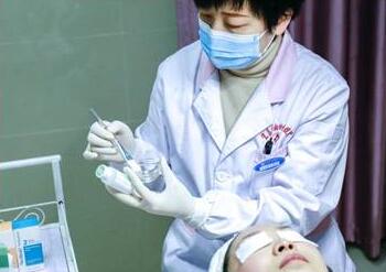 别怕，不是你一个人在战“痘”