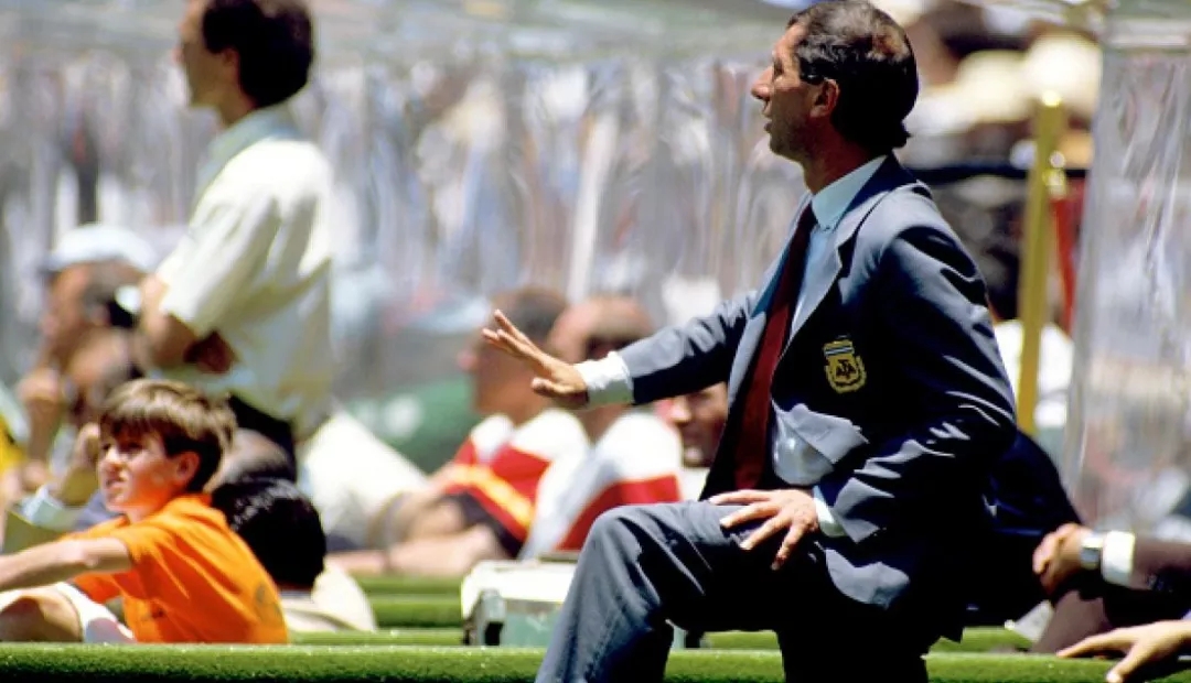 足球阵型5-2-3优势和劣势,足球教学策略分析