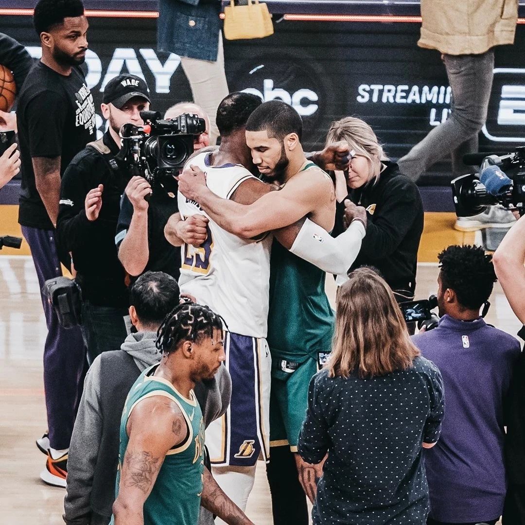 詹姆斯续约湖人的2大条件曝光,湖人完成重量级签约