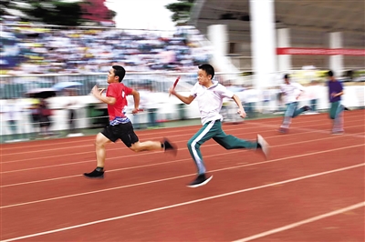 @三亚学生：海南代表团建议：立法保证青少年体育课时长每天运动不少于2小时体育课怎么上？