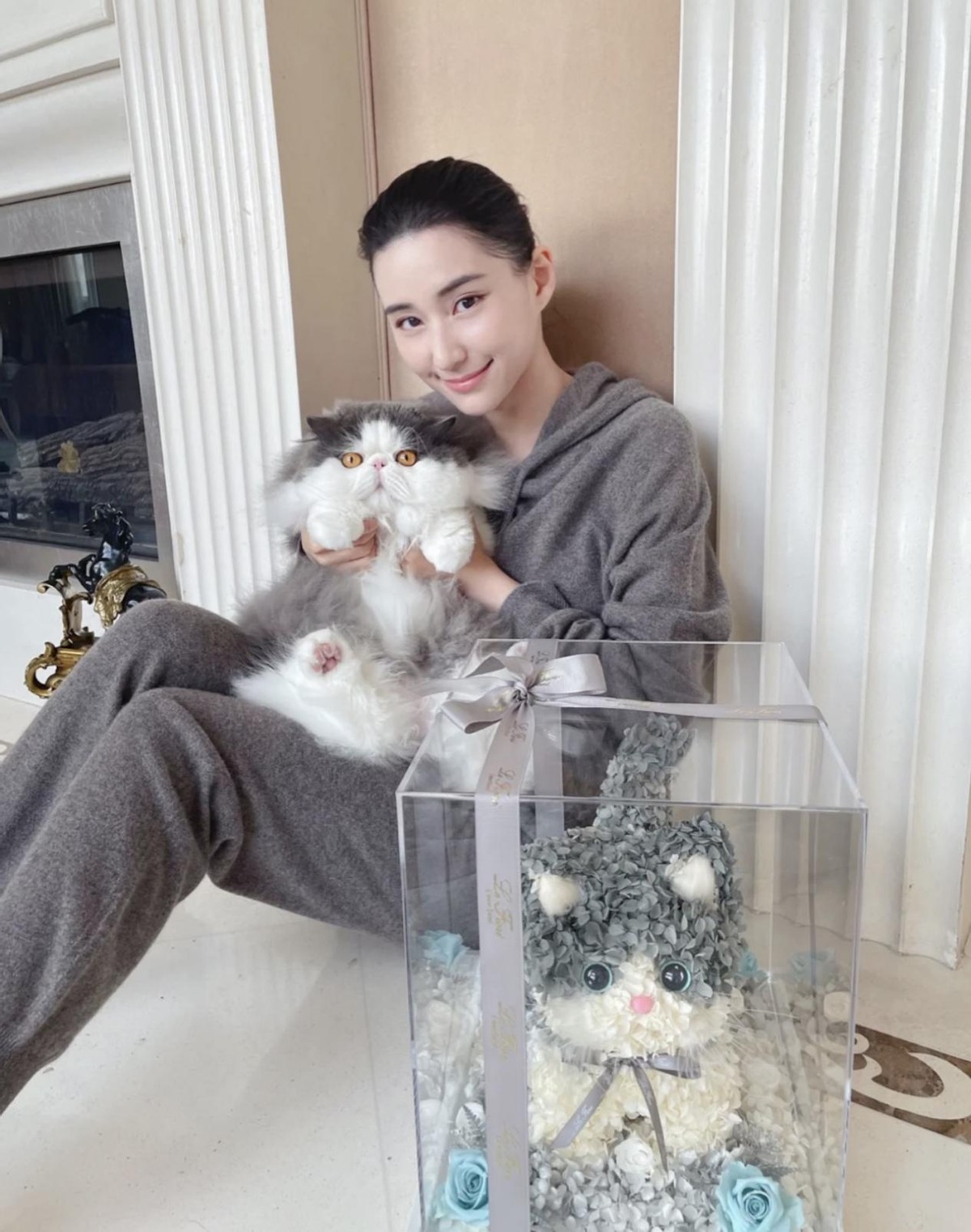 何超莲穿黑色外套跳手指舞蹈，与男友窦骁互动，破分手传言