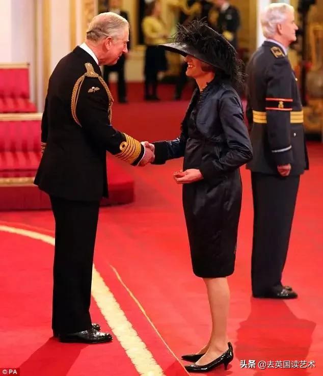 他以一己之力，让UAL的毕业典礼变成“女装大佬”的异装盛会