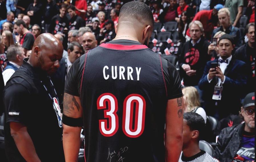 一件库里老爸球衣，被驱车10小时从纽约送到多伦多，就为恶心库里