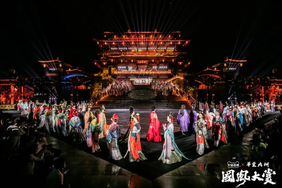 领略传统服饰之美柯尔克孜 (如何展示中国传统服饰)