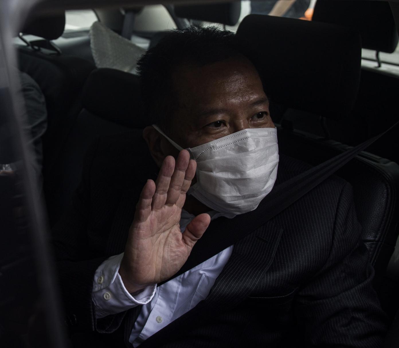 龚如心风水师刑满出狱，跪地拜祭亡母连磕响头，30亿风水费已耗光