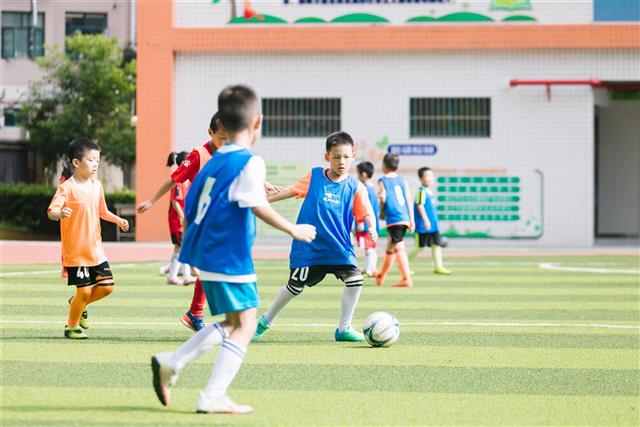 小学生暑假足球封闭训练营,炎炎夏日儿童足球训练