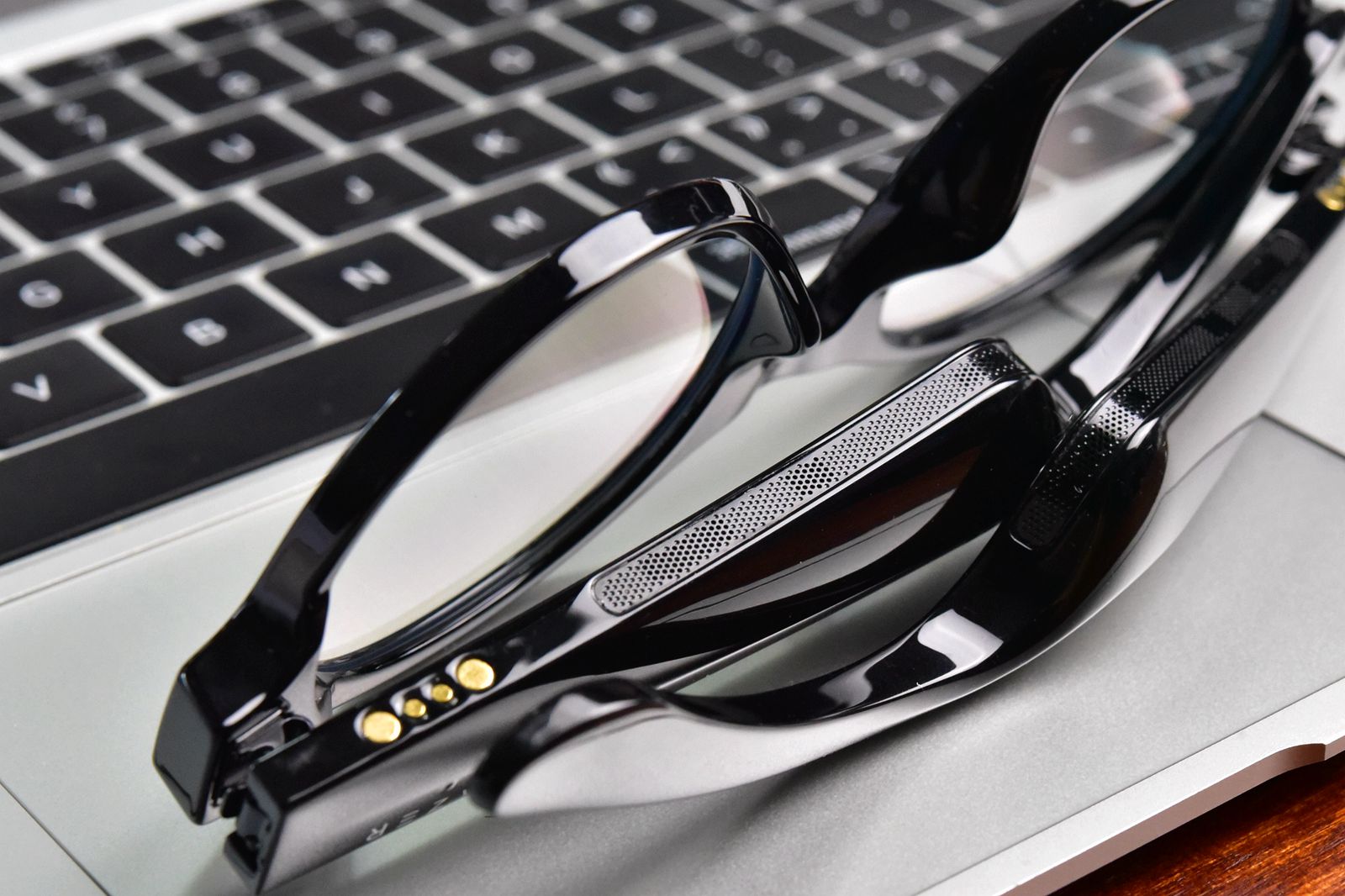 戴着眼镜就能听歌、接电话，你无法想象这是外设大厂雷蛇的操作