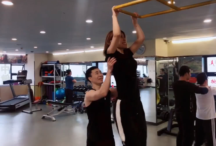 DOTA2：马甲直播带妹健身，老婆不但没生气还做起生意！