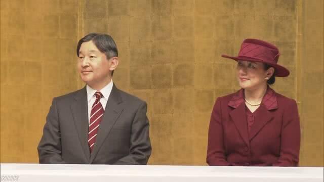 雅子皇后暗红色套装优雅亮相，宽檐礼帽贵气，与德仁情侣装有点甜