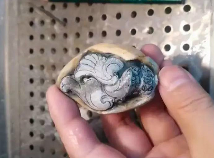 缅甸矿区翡翠原石一刀切出千万元,翡翠原石一刀切开