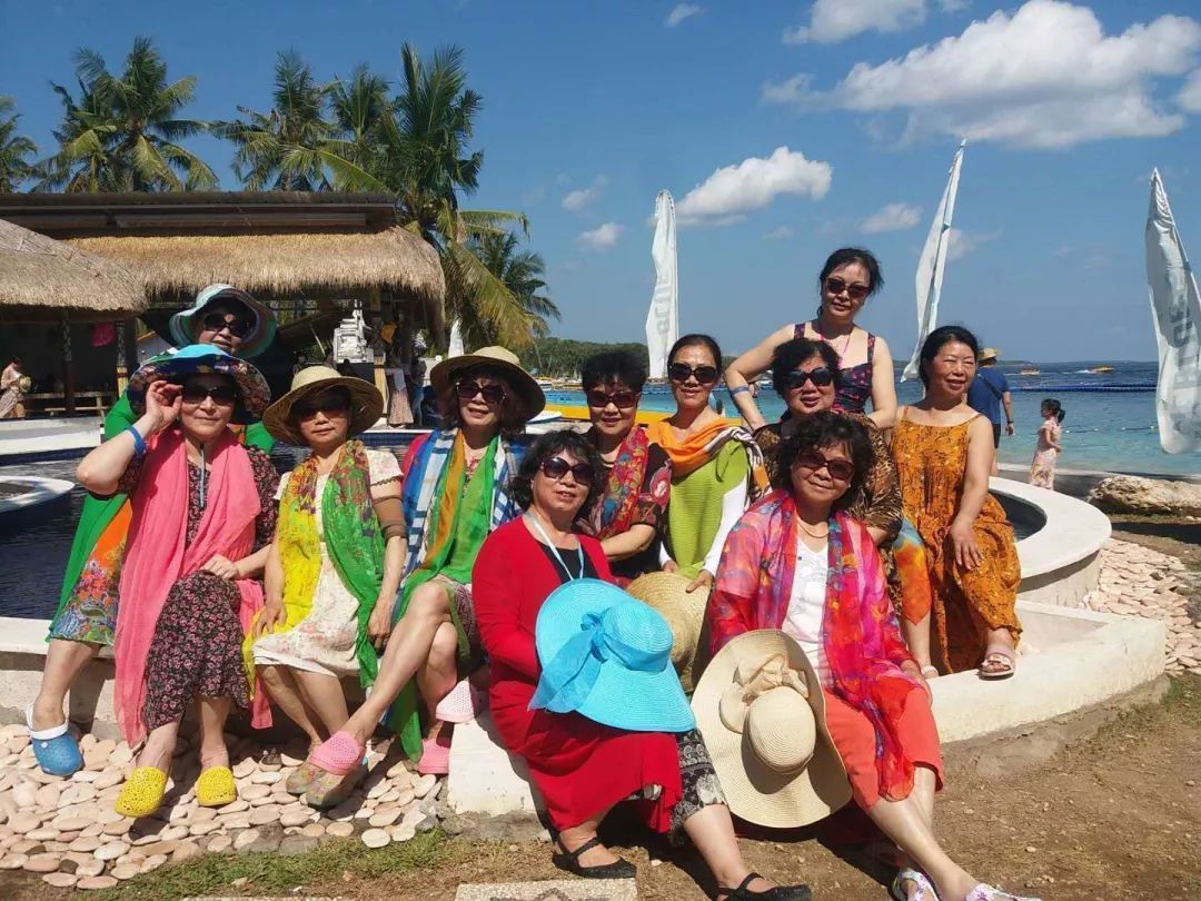 大妈旅游照专用动作,中国大妈外出旅游标准动作