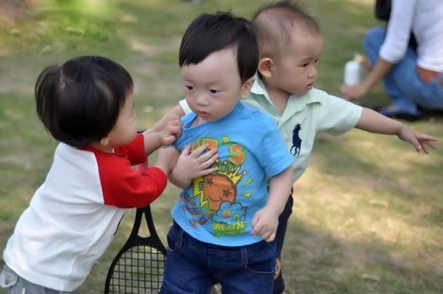 孩子玩具被抢大哭要怎么安抚,孩子的玩具老是被抢怎么办