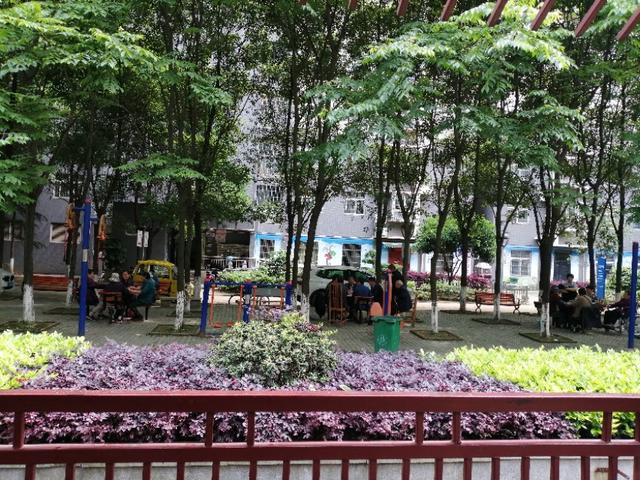 小朋友自己的事情可以自己做,小朋友开启快乐的假期