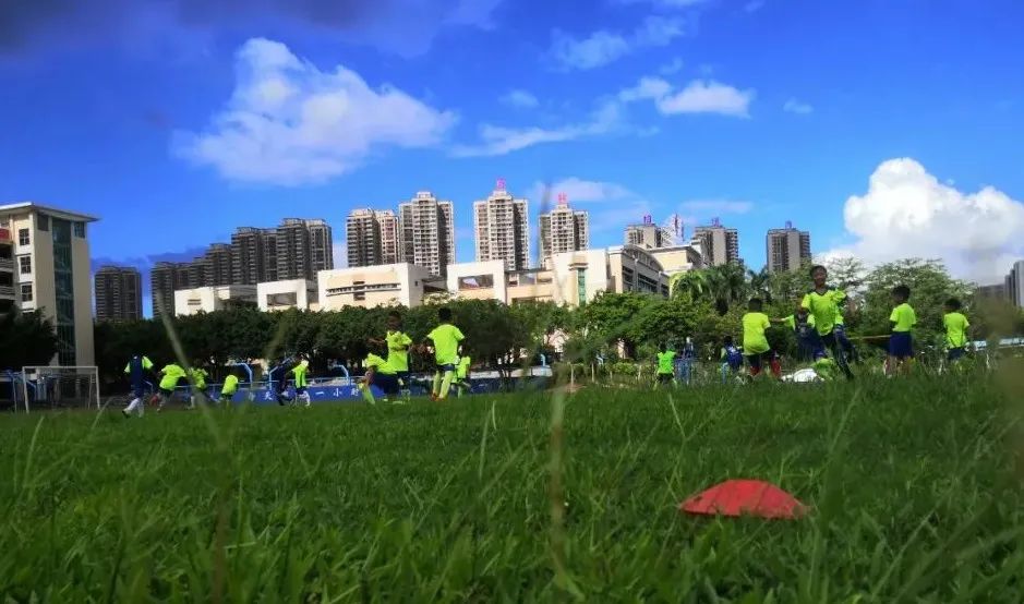 一堂有活力的足球训练课,感受一下足球带给我们的魅力