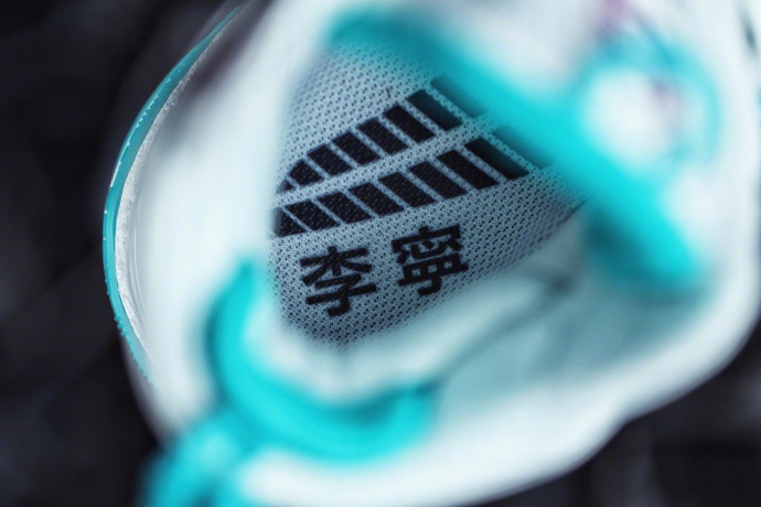 李宁第一双篮球鞋！937归来：中底䨻缓震，鞋面新科技，帅爆了