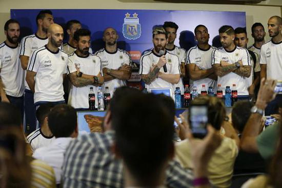 谁说梅西不会倒地过人,谁说梅西不会过人