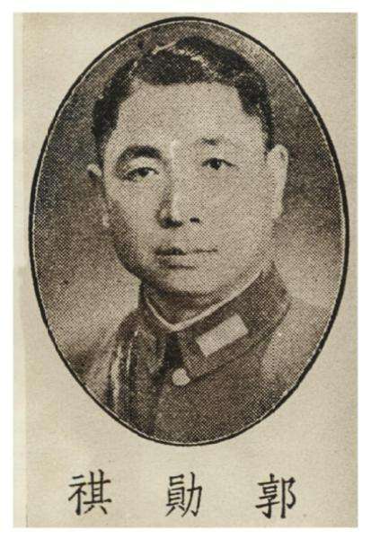 他是川军名将，因不愿打新四军被撤职，后当了俘虏也没坐牢