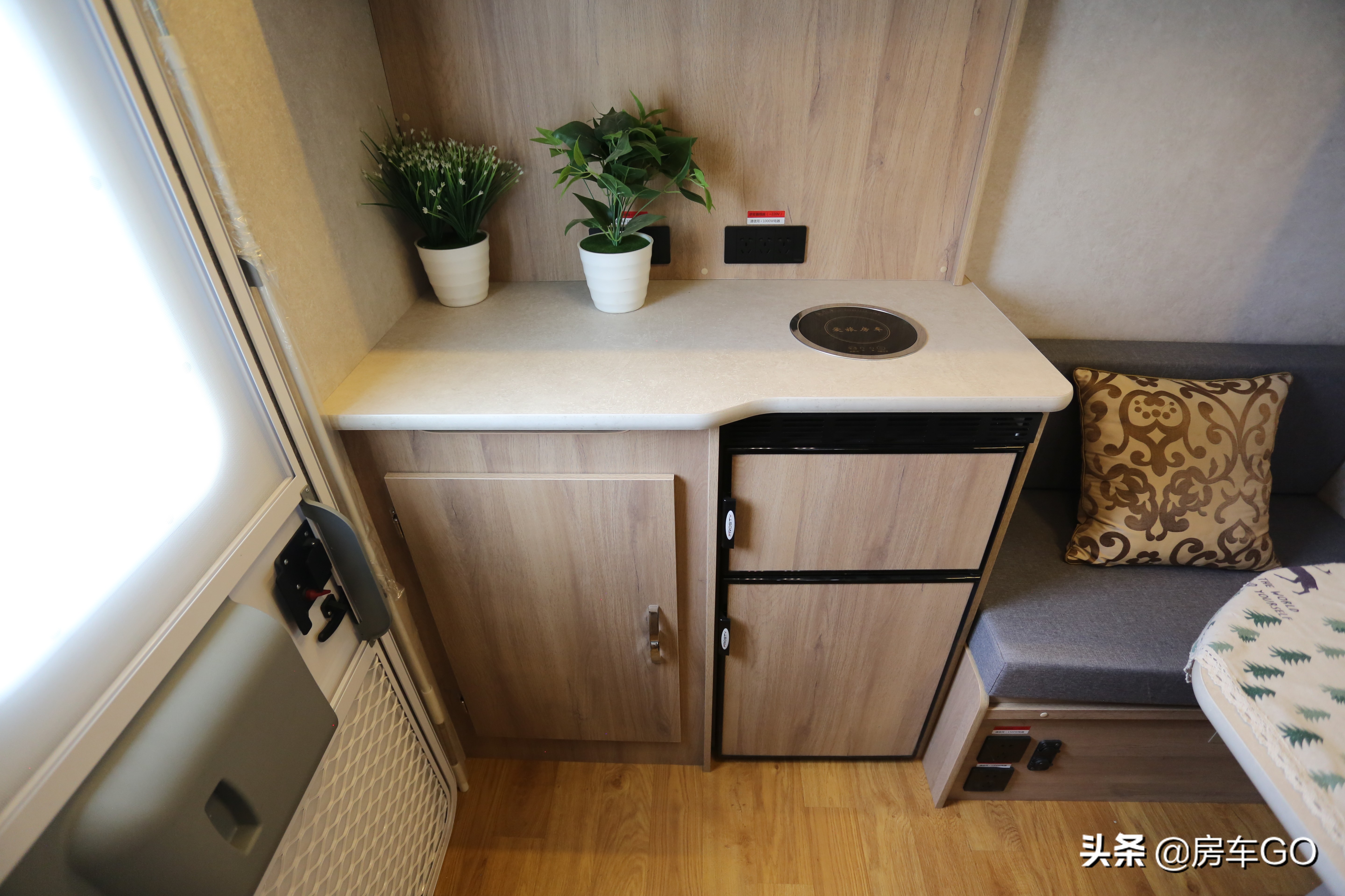 可以上蓝牌的拖挂房车,能住三人小型拖挂房车