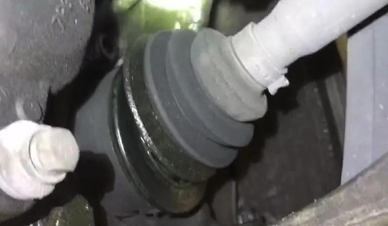 奥迪球笼渗油到底修不修,奥迪半轴球笼维修