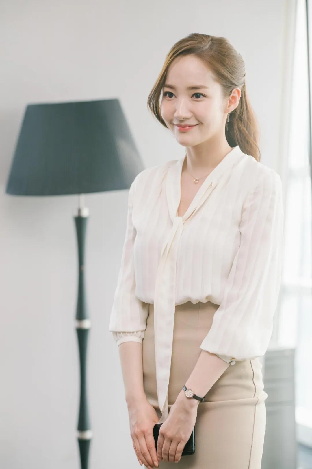 把白衬衫穿得好看的女人,好看的女性白衬衫