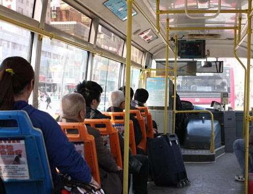 男子扮成老奶奶,男子扮成老大爷