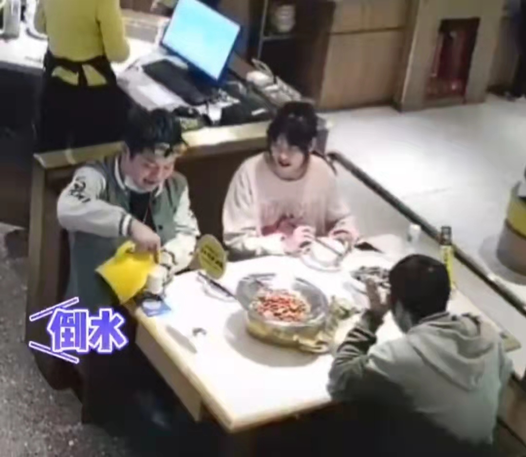 湖南长沙一女孩遭多人霸凌,女子带着男闺蜜相亲给男闺蜜夹菜
