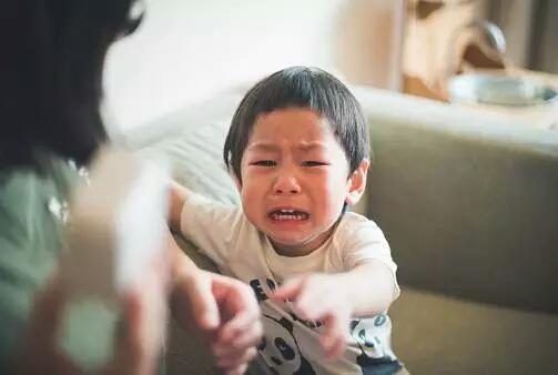 一件T恤破成抹布，娃还要每天抱着睡，如何看待这种恋物行为