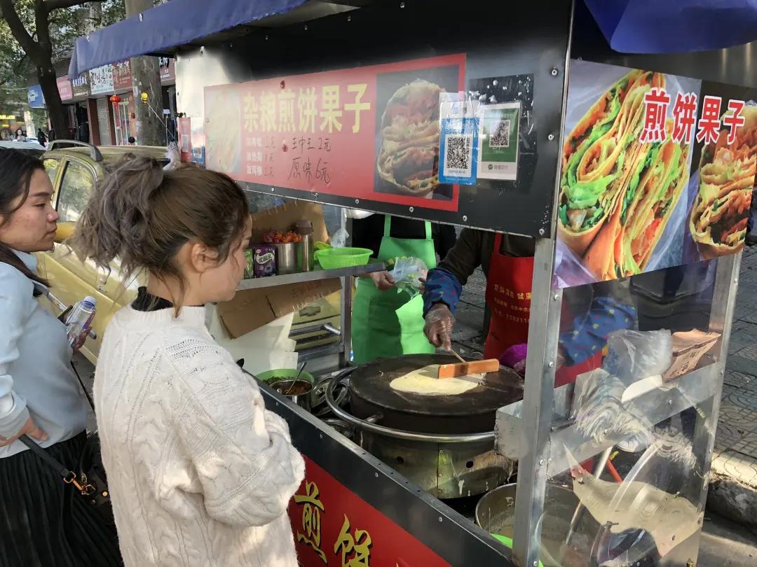 做煎饼果子生意技巧,煎饼果子摊的赚钱方式