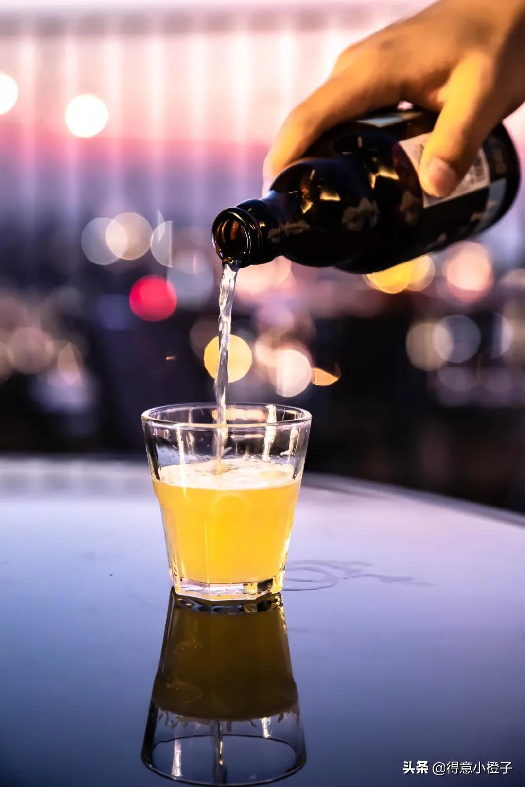 楼顶喝酒看日出,楼顶喝酒夜景视频实拍