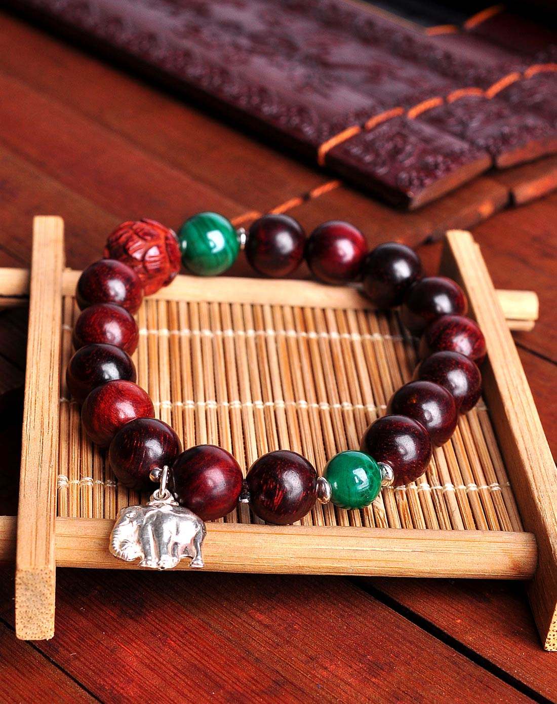 文玩手串是工艺品,值得收藏的小叶紫檀手串