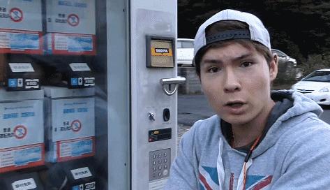 日本产自动无人售货机,日本自动贩卖机卖吃的