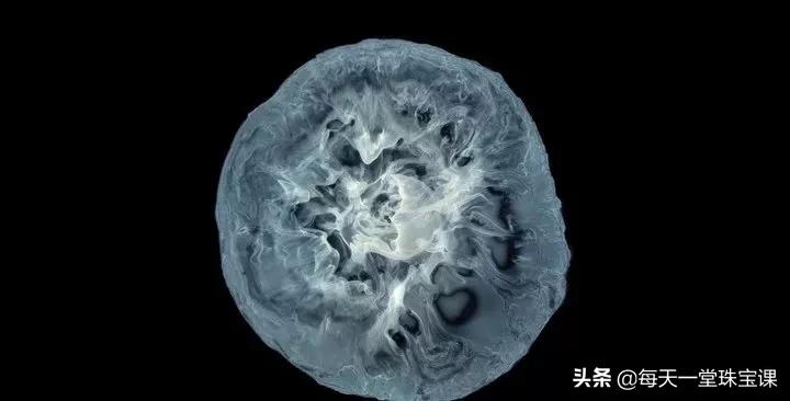 戴银镯手脖发黑了,戴银镯发黑是什么原因