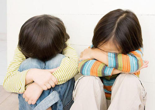 四岁宝宝滑梯躲避小孩,4岁的小孩突然不敢滑滑梯