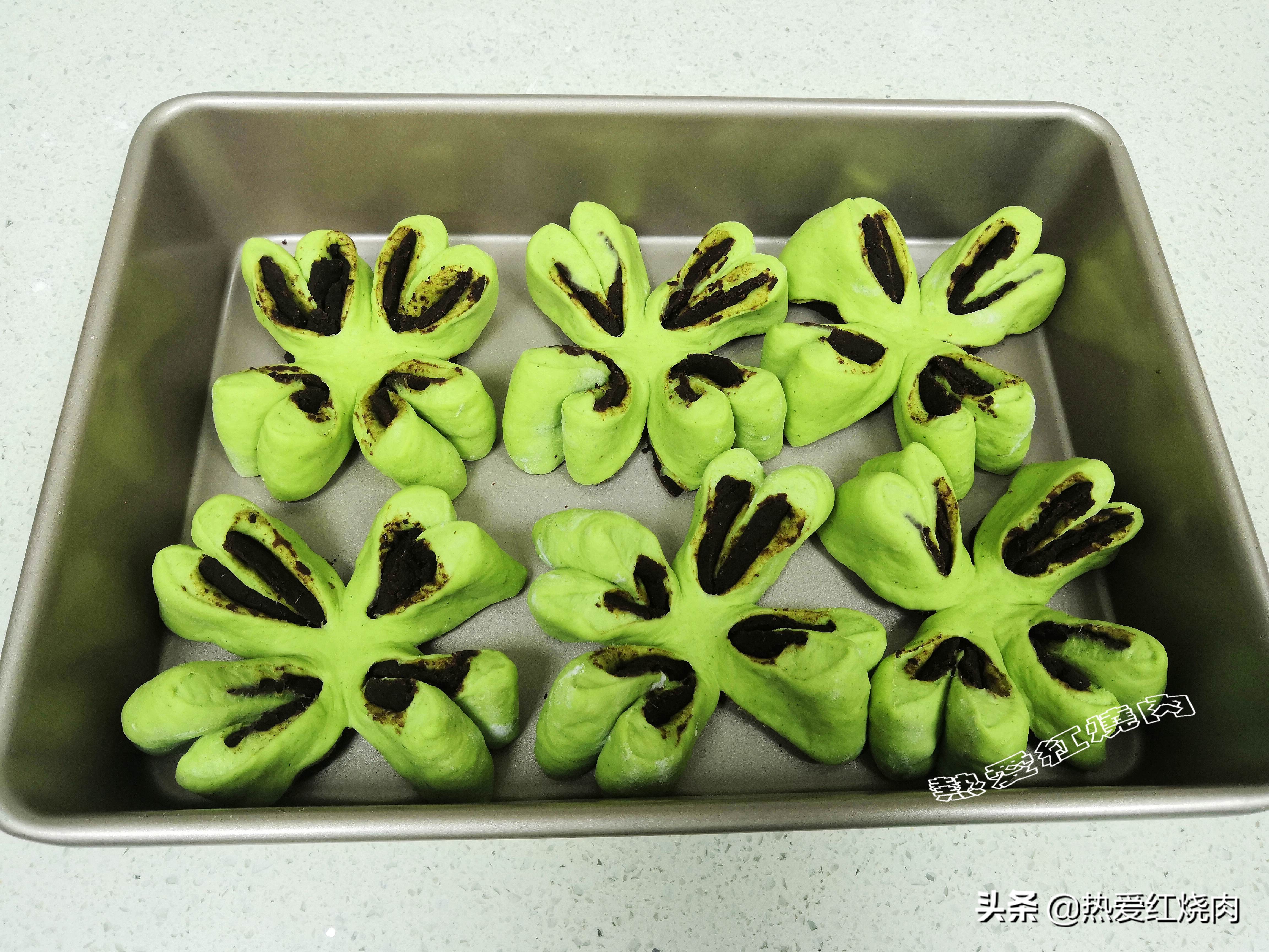 这款面包样式很独特十分松软美味,变色龙夹心面包