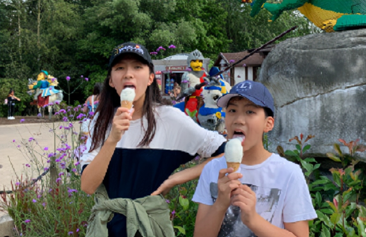 胡军为儿子庆生康康暖男初长成,胡军儿子康康多高