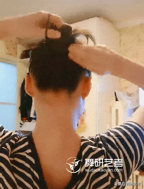 速度收藏，不会盘头？舞蹈生4种不同的盘头方法，快快学起来