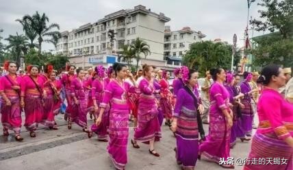欢乐的泼水节鸟语花香,泼水节溢出的欢乐