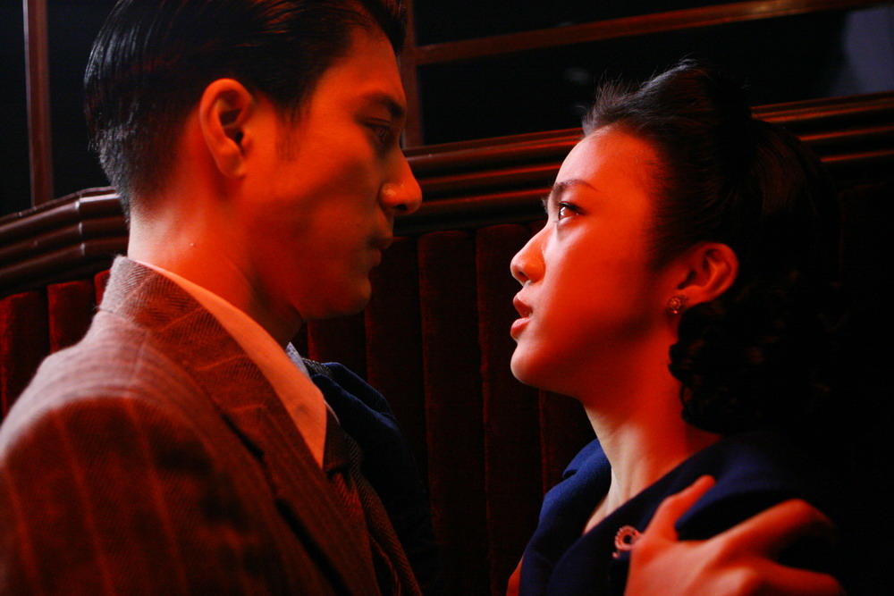 重看《色戒》，四个吸烟镜头，完美诠释出王佳芝的成长与挣扎