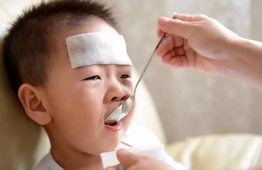 小孩半夜发烧是送医院还是继续睡,儿童发烧先在家观察可以吃什么药