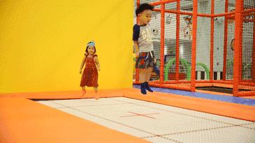 小孩戴安全绳蹦床花式玩法,各种花式蹦床合集