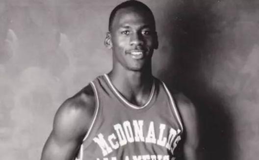 大学时期乔丹和詹姆斯的对比,詹姆斯和乔丹哪个人气高