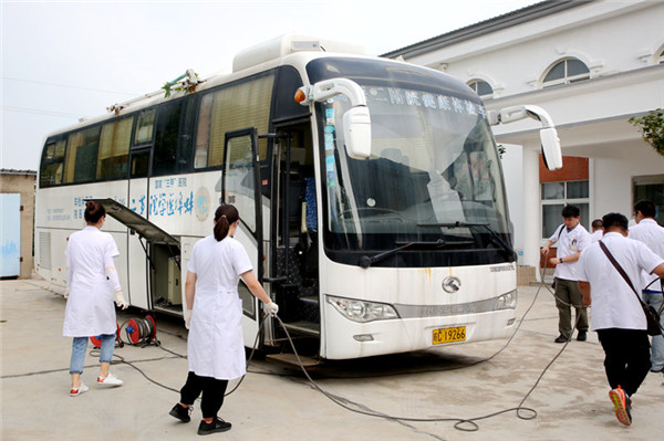 乡镇卫生院医护人员下乡免费体检,县医院专家下乡为村民免费看病