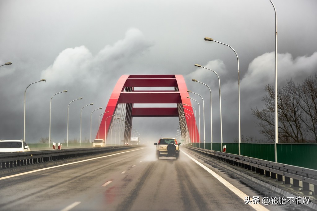 城市道路上行驶车胎被扎怎么办,高速车胎被扎如何走保险