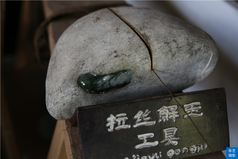 腾冲古镇旅游，游客花几千元买下翡翠赌石，一刀切下身价飙涨