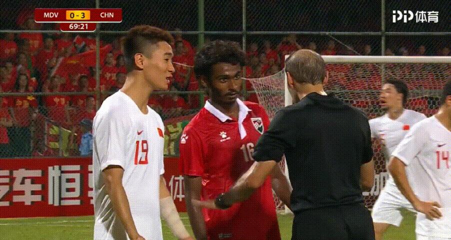 韦世豪球场表现引热议,韦世豪从被骂到改变全场呼喊过程