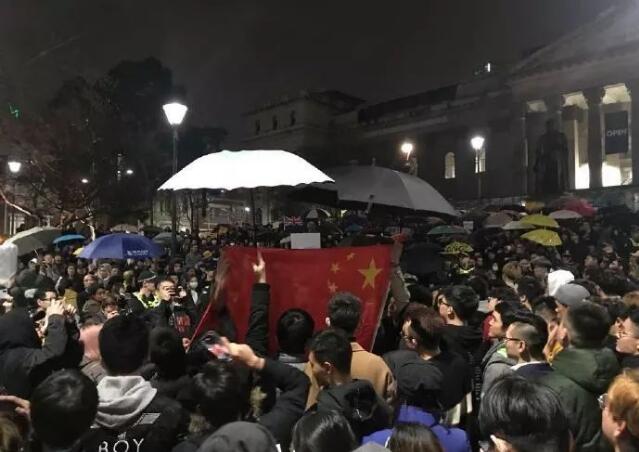 接力反超落泪,接力的终点感动的瞬间