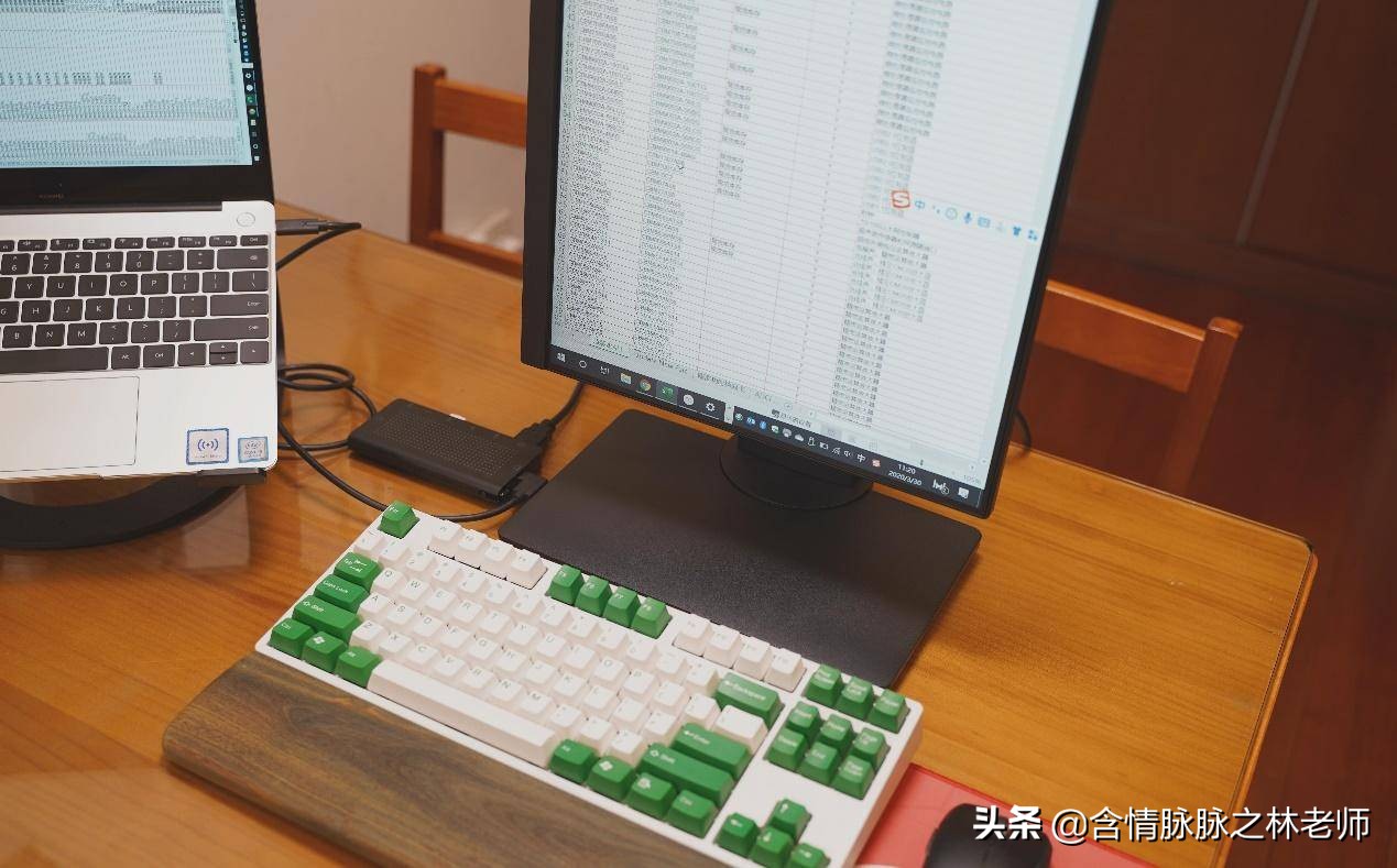 办公桌面打造,笔记本桌搭外接显示器精致布局